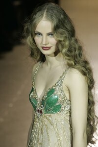 Jenny-Packham-FW2005-10.jpg