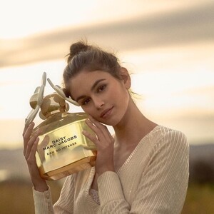 Kaia-Gerber-Marc-Jacobs-Daisy-Eau-So-Intense-Fragrance02.jpg