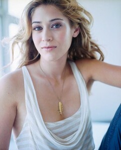 Lizzy_Caplan_038.jpg