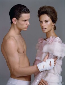McLellan_Vogue_Russia_May_2010_03.thumb.jpg.c656f6a5c42be6fe5950bb2f03652428.jpg
