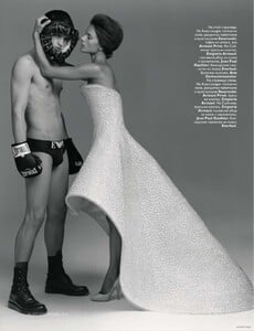 McLellan_Vogue_Russia_May_2010_09.thumb.jpg.7fc4e7e6836f817b87cbadd3595b9783.jpg