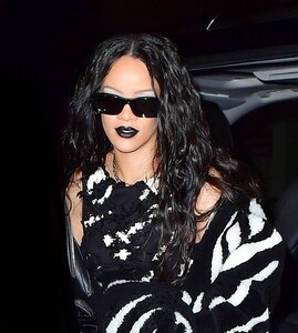 Rihanna---Steps-out-for-her-brother-Rorys-Halloween-party-in-New-York-01.jpg