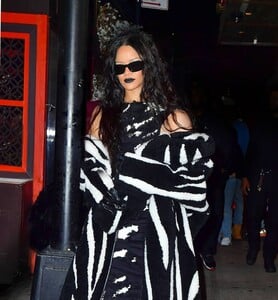 Rihanna---Steps-out-for-her-brother-Rorys-Halloween-party-in-New-York-02.jpg