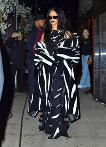 Rihanna---Steps-out-for-her-brother-Rorys-Halloween-party-in-New-York-04.jpg