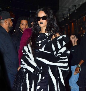 Rihanna---Steps-out-for-her-brother-Rorys-Halloween-party-in-New-York-05.jpg