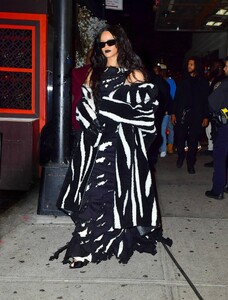 Rihanna---Steps-out-for-her-brother-Rorys-Halloween-party-in-New-York-06.jpg