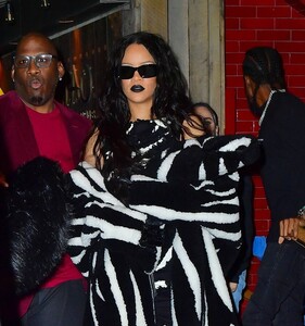 Rihanna---Steps-out-for-her-brother-Rorys-Halloween-party-in-New-York-09.jpg