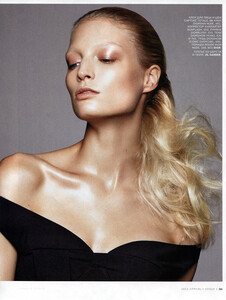 Roemer_Vogue_Russia_April_2013_02.thumb.jpg.b23764524cae259023be887449076a3b.jpg