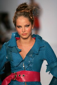 Venexiana-SS2006-15.jpg