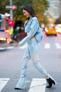 Victoria-Justice-in-Denim-Outfit--03.jpg