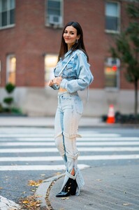 Victoria-Justice-in-Denim-Outfit--04.jpg