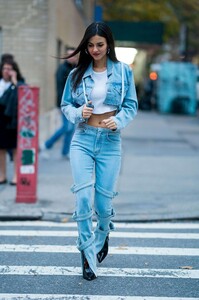 Victoria-Justice-in-Denim-Outfit--14.jpg