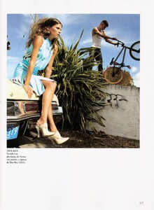 Vogue-Spain-April-2012-cameron-russell-005.thumb.jpg.11dcc1945ed6a98b0bb15d62d0121ee6.jpg