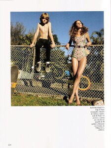 Vogue-Spain-April-2012-cameron-russell-008.thumb.jpg.abb1147c9e39df2384617e4c552f8344.jpg