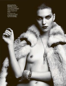 Vogue_12.11_RU_275.thumb.jpg.4b5fa0df97de0a1966935a57ccab2650.jpg