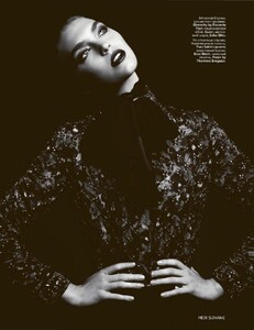 Vogue_12.11_RU_276.thumb.jpg.138df647c4935c0fcf69418c9ec6d23c.jpg