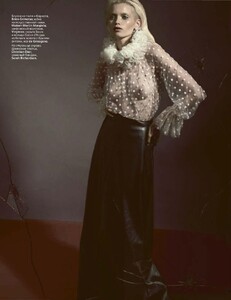Vogue_12.11_RU_298.thumb.jpg.dda386228e871daa6031aebb54b80cf7.jpg