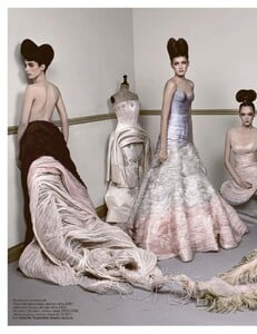 Vogue_12.11_RU_302.thumb.jpg.592bde97e47c4d09f06b30e31e8e3477.jpg