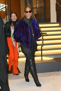 alicia-keys-out-in-new-york-10-27-2021-4.jpg