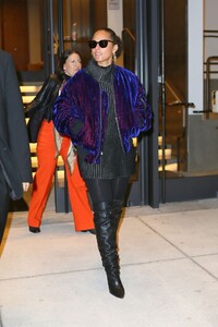 alicia-keys-out-in-new-york-10-27-2021-5.jpg