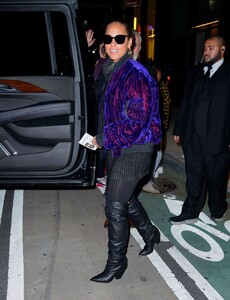 alicia-keys-out-in-new-york-10-27-2021-6.jpg