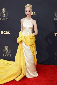 anya-taylor-joy-emmy-awards-2021-8.jpg