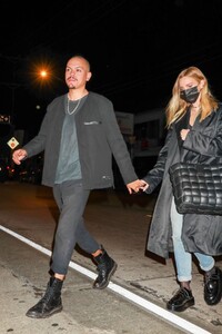 ashlee-simpson-and-evan-ross-at-craig-s-in-west-hollywood-11-21-2021-3.thumb.jpg.a5f0af4902ce081eb06a1da9daff85a0.jpg