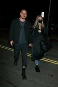 ashlee-simpson-and-evan-ross-at-craig-s-in-west-hollywood-11-21-2021-6.jpg