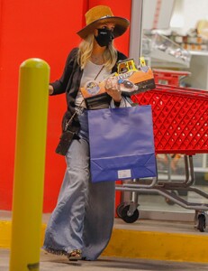 ashlee-simpson-shops-at-target-in-la-10-17-2021-0.jpg