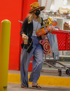 ashlee-simpson-shops-at-target-in-la-10-17-2021-2.jpg