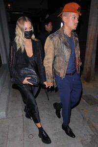 ashlee-simpson-with-her-husband-evan-ross-at-craig-s-in-west-hollywood-08-13-2021-3.jpg