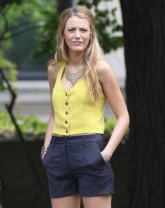 big_18August2010-blake_lively_yellow_2.jpg