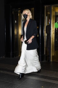 charlize-theron-leaves-her-hotel-in-new-york-11-18-2021-2.jpg