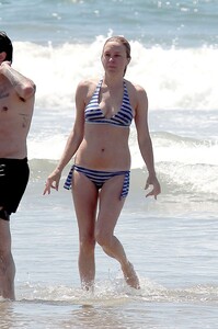 chloe-sevigny-in-a-bikini-in-los-angeles-august-2015_3.jpg