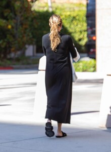 chrissy-teigen-at-an-office-building-in-beverly-hills-09-30-2021-0.thumb.jpg.cfde672fbb321fcab820e263c7cc3e4a.jpg