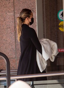 chrissy-teigen-at-an-office-building-in-beverly-hills-09-30-2021-1.thumb.jpg.0e66b58d56bc7ee88bf03ba76f2cd794.jpg