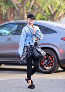 chrissy-teigen-grocery-shopping-at-bristol-farms-in-la-10-06-2021-0.thumb.jpg.4a2495382995a81895e1791659a91637.jpg