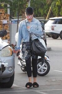 chrissy-teigen-grocery-shopping-at-bristol-farms-in-la-10-06-2021-5.thumb.jpg.c992860b523a6427bab810150044326e.jpg