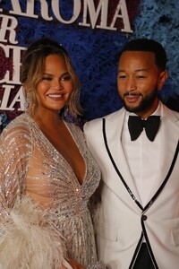 chrissy-teigen-luisaviaroma-for-unicef-event-in-capri-07-31-2021-1.thumb.jpg.ab43074020e4777dd36098eced1b5837.jpg