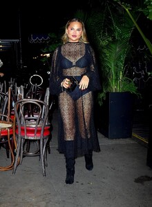 chrissy-teigen-night-out-in-new-york-09-26-2021-2.thumb.jpg.23a3076c5122e1bc7937768cdf1ef6f2.jpg