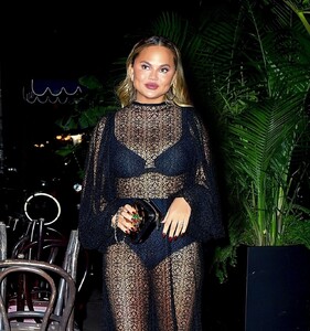 chrissy-teigen-night-out-in-new-york-09-26-2021-9.thumb.jpg.cc32e0ffe051e48715602b5dc938c16d.jpg