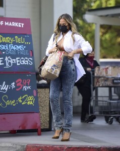 chrissy-teigen-street-style-los-angeles-09-22-2021-8.jpg