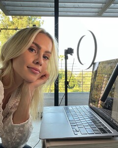 claireholt_201260661_1700649346808780_1076885742452438317_n.jpg