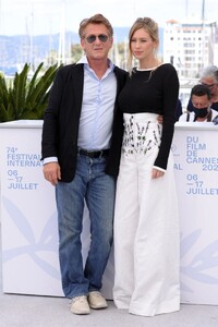 dylan-penn-flag-day-photocall-at-the-74th-cannes-film-festival-9.jpg