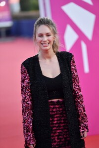 dylan-penn-flag-day-screening-at-the-47th-deauville-american-film-festival-9.jpg