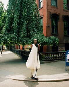 fashion-alek-wekk_p592_awa_financialtimes-alekwek_032-01_fnl0e34ed36656eed832573e5f622fd4678_thumb.jpg