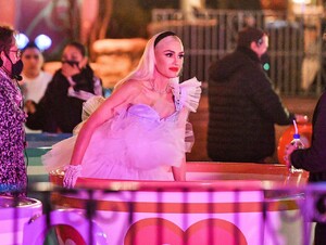 gwen-stefani-in-an-alice-in-wonderland-dress-disneyland-s-famous-teacups-special-performance-11-18-2021-1.jpg