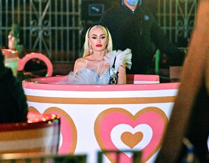 gwen-stefani-in-an-alice-in-wonderland-dress-disneyland-s-famous-teacups-special-performance-11-18-2021-2.jpg