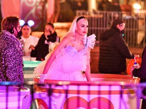 gwen-stefani-in-an-alice-in-wonderland-dress-disneyland-s-famous-teacups-special-performance-11-18-2021-3.jpg