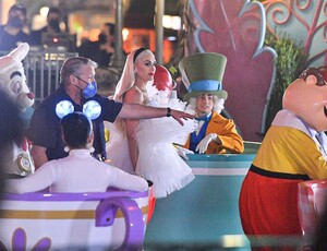 gwen-stefani-in-an-alice-in-wonderland-dress-disneyland-s-famous-teacups-special-performance-11-18-2021-4.jpg